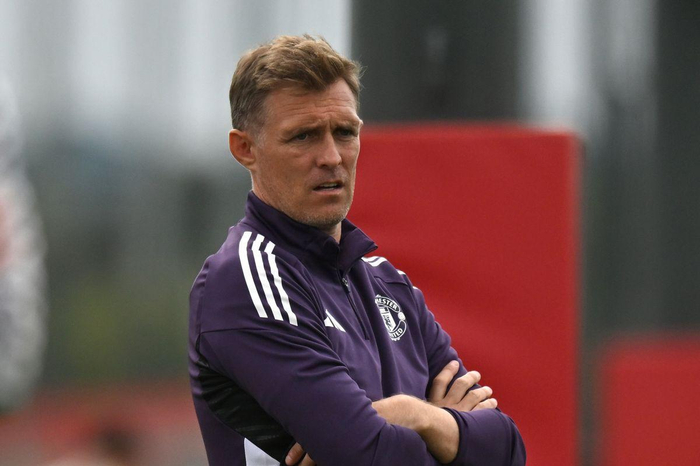 战术透明到被对手公开拆解！曼联新帅接手烂摊子，中场搭档成死穴|后卫|富勒姆|伊沃比|切尔西|阿莫林_新浪体育_新浪新闻