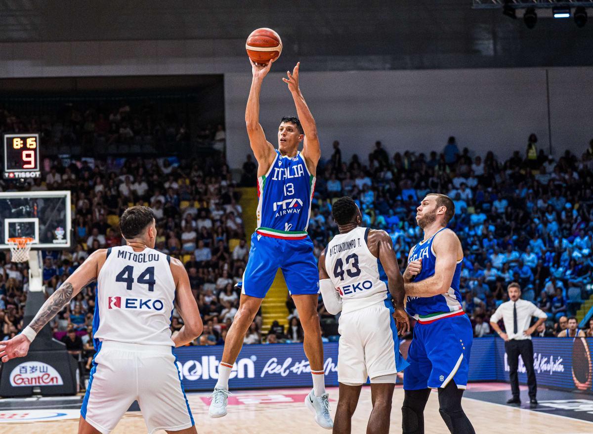 手感一塌糊涂！热火锋线新援在欧锦赛首战中的状态真是惨不忍睹？